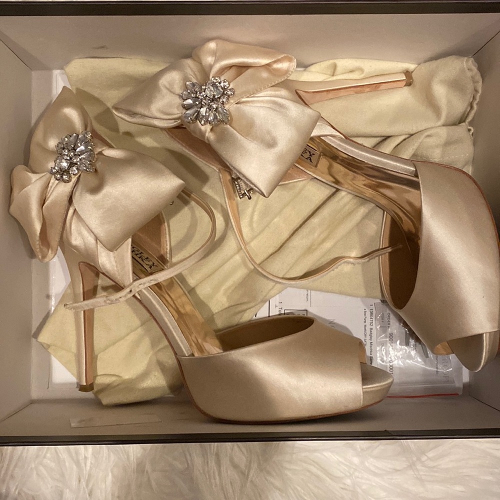 Badgley Mischka Samra Bow Pump in Ivory Satin